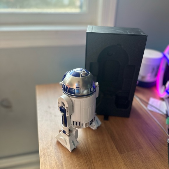 App enabled controllable R2D2 - Picture 4 of 6
